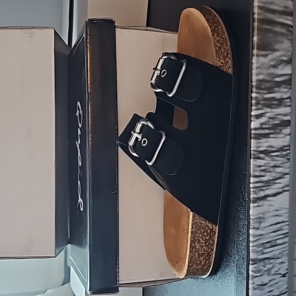 Sandle - Picture 2 of 2